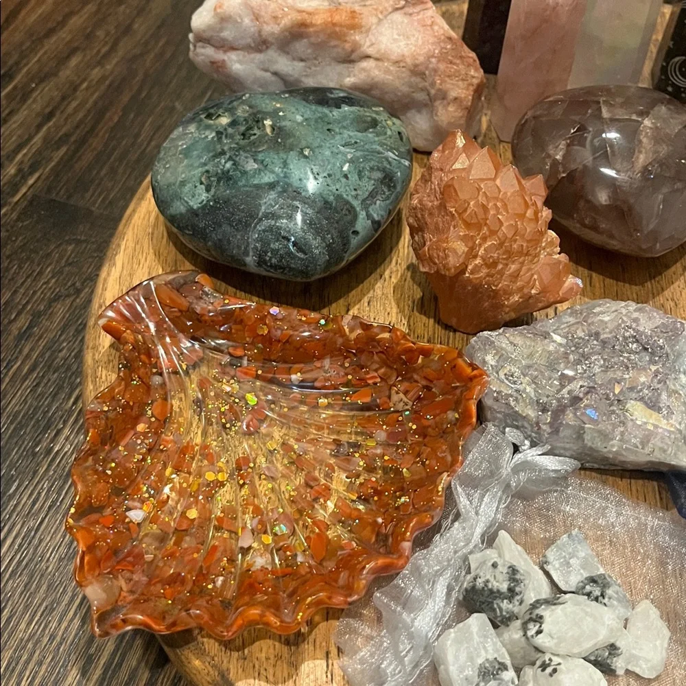 2/$20 Crystal Carvings, Hearts, and Towers Oh My! - Picture 5 of 16